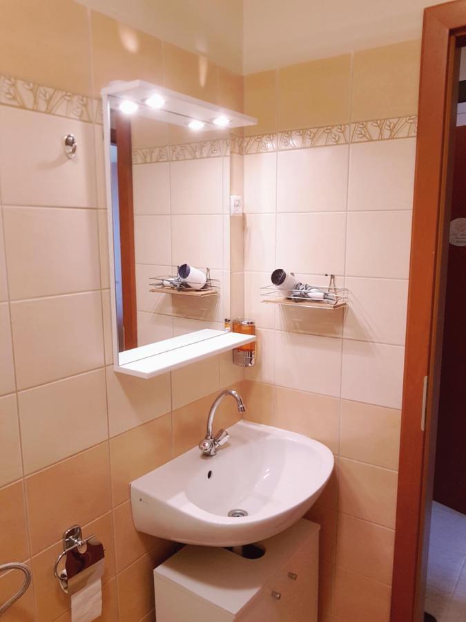 Lola Studio Apartman Hajduszoboszlo Bagian luar foto
