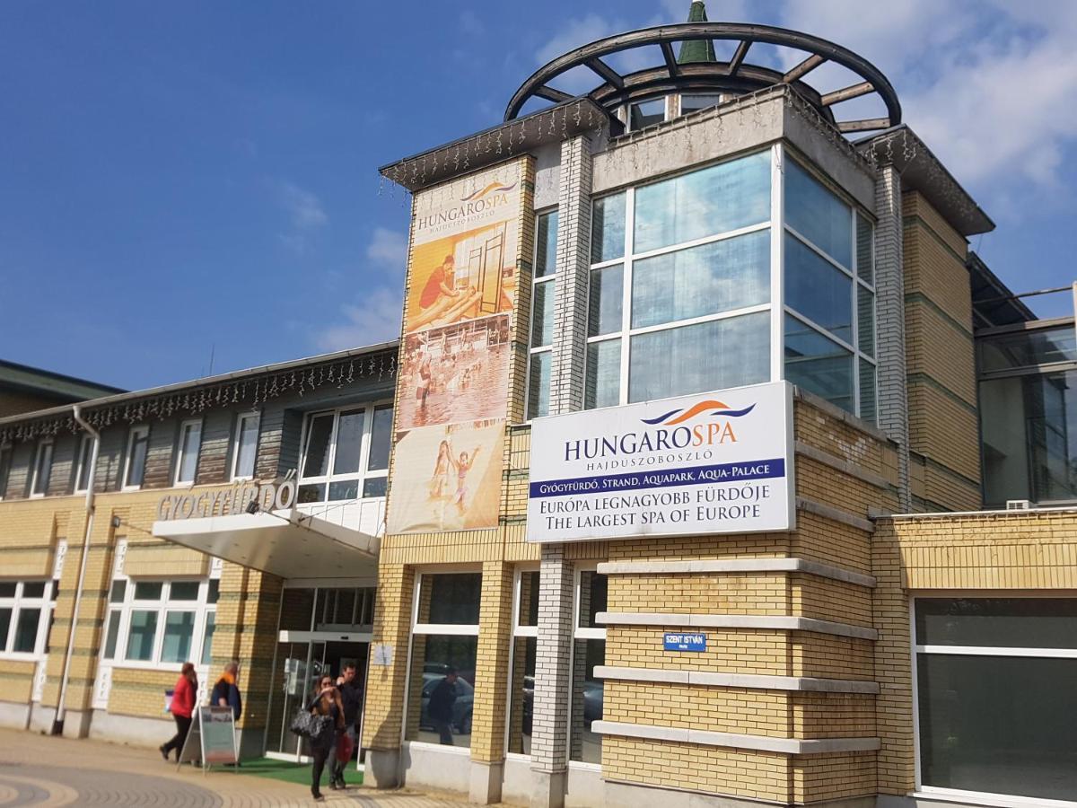 Lola Studio Apartman Hajduszoboszlo Bagian luar foto